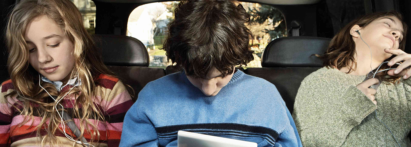 14 ways to keep your kids amused in the car video-banner